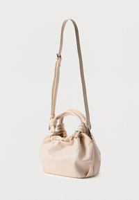 Beige handtas van nep leer met een geplooid ontwerp, afgeronde bovenkant, dubbele handvatten en een lange verstelbare riem. Glad oppervlak met een subtiele glans.