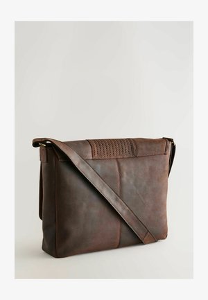 Hnědá kožená brašna přes rameno s strukturovaným klopem, vybavená dlouhým nastavitelným popruhem a viditelnými švy. Hladký, matný povrch.