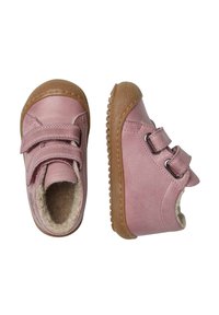 Růžové kožené boty se dvěma suchými zipy, měkkou vnitřní podšívkou a gumovou podrážkou s texturovaným gripem. Design se zaoblenou špičkou.