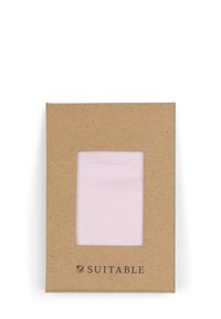 Lichtroze stoffen staal weergegeven in een rechthoekig venster van een bruine kartonnen verpakking met het etiket "GESCHIKT" onderaan.