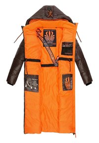 Bronzen pufferjack met een oranje voering, voorzien van een capuchon, meerdere zakken en zwarte accenten. Inclusief bedrukte labels en een schouderriem.