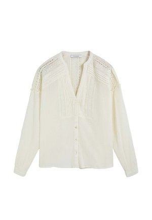 Blusa crema de manga larga con cierre de botones al frente, detalles de encaje en los hombros y el pecho, y escote en forma de V.