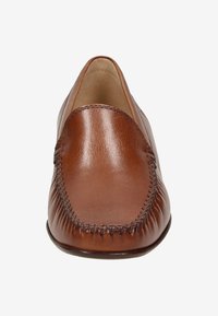 Bruine leren instappers met een gestikt teenstuk, een gladde textuur en een afgeronde vorm. Heeft een laag profiel en een naadloos bovenwerk ontwerp.