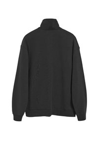 Svart högkrage sweatshirt med långa ärmar, ribbad textur och en avslappnad passform. Har sidopaneler och en rak fåll.