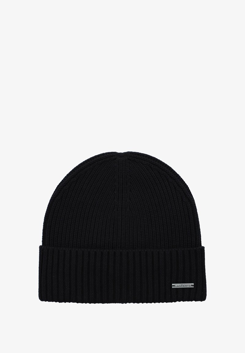 Czarna dzianinowa czapka beanie z prążkowaną fakturą i podwiniętym mankietem. Posiada małą metalową metkę z logo z boku.