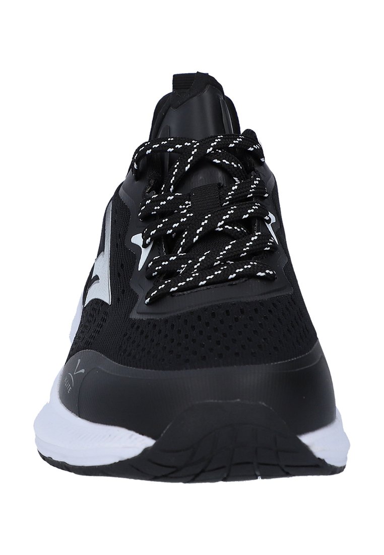 Schwarzer Sportschuh mit weißer Sohle, Obermaterial aus Mesh, reflektierenden Details und schwarzen Schnürsenkeln mit weißen Mustern, von vorne betrachtet.