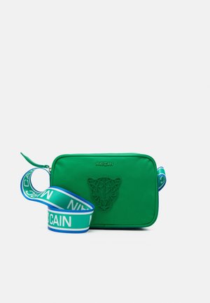 Groene rechthoekige crossbodytas met geperst pantergezicht en brede blauwgroene band met de tekst "Marc Cain".