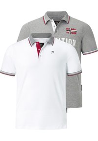 Zwei Poloshirts: ein weißes Shirt mit einem roten und grauen Kragen und ein graues Shirt mit roten Akzenten und einem grafischen Druck.