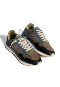 Mehrfarbige Sneakers mit einem Obermaterial aus Mesh und Suede-Details in Grün, Grau und Blau, ergänzt durch cremefarbene Schnürsenkel und eine weiße Sohle.