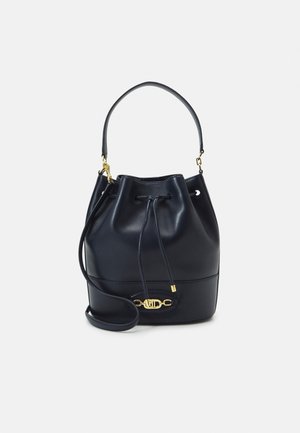 Bolso tipo saco de cuero negro con cierre de cordón, asa única, bandolera ajustable y detalles metálicos dorados.
