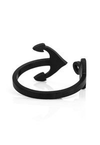 Anello in metallo nero con design aperto, caratterizzato da una forma ad ancora. Texture liscia con finitura opaca e silhouette moderna e minimalista.