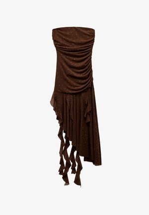 Robe bustier marron avec un corsage froncé, petits pois blancs et ourlet asymétrique à volants avec des bandes de tissu pendant.