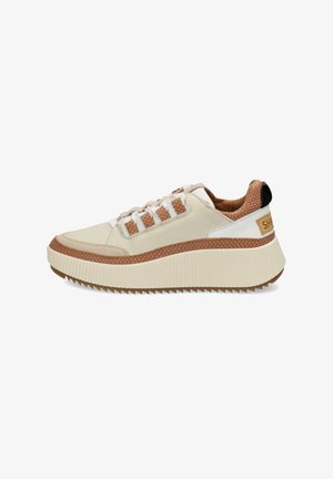 Baskets avec un dessus texturé beige, des accents bruns, des lacets blancs et une semelle épaisse et striée. Comprend un onglet à l'arrière et un détail de logo.