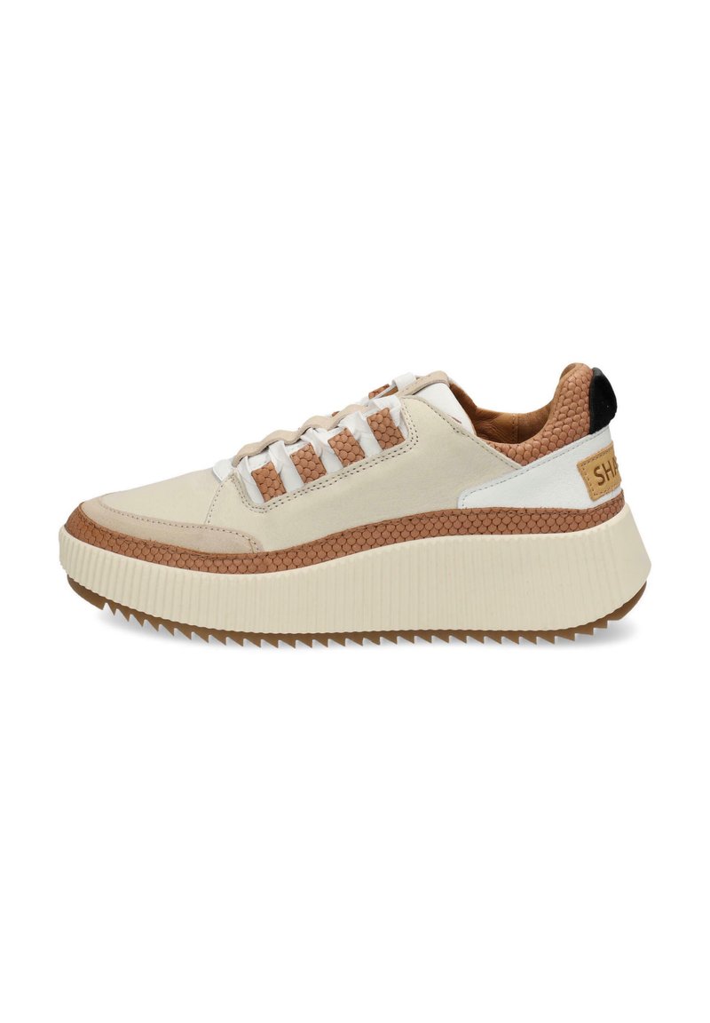 Sneaker con una toma superiore beige testurizzato, accenti marroni, lacci bianchi e una suola spessa e scanalata. Presenta un'etichetta sul retro e dettagli con logo.