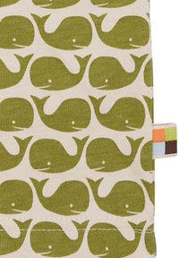 Katoenen stof met een herhalend patroon van groene walvissen op een lichtbeige achtergrond; inclusief een kleurrijke label aan de rand.