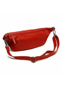 Röd läderaxelväska med en slät yta, rektangulär form, dragkedjeficka och en justerbar rem med en metallspänne.