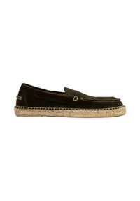 Mocassino in suede verde scuro con suola in jute intrecciato, caratterizzato da un design semplice e un accentuato punto singolo sulla tomaia.