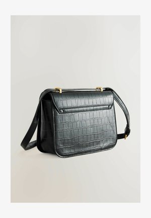 Svart faux läderväska med krokodilmönster, rektangulär form, guldhardwaredetaljer och en avtagbar rem. Har en klaffstängning.