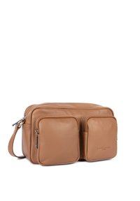 Borsa crossbody in pelle color tan con due tasche frontali con zip, un compartimento principale e dettagli in metallo argentato. Texture liscia, design rettangolare.