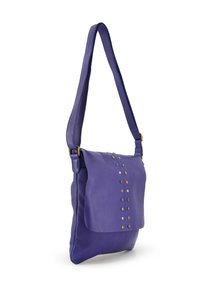 Lilla læder crossbody taske med klap, prydet med guld- og sølvnitter ned langs midten, samt en justerbar skulderrem.