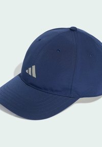 Námornícka modrá baseballová čiapka s zakriveným krempou a tromi malými reflexnými pruhmi na ľavej prednej strane, na jednoduchej svetlej pozadí.