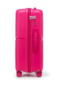 Růžový kufr s tvrdou skořepinou a texturovaným povrchem, dvojnásobné zipy, kombinovaný zámek a čtyři vícesměrová kolečka pro snadnou mobilitu.