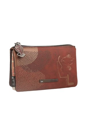 Bolsa marrón de cuero con cremallera con patrón de corazones, pequeños remaches de metal, relieve con figura de dibujos animados y charm de cremallera con globo aerostático.