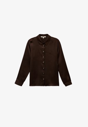 Bruine satijnen blouse met lange mouwen, een puntige kraag, knoopsluiting aan de voorkant en knoopmanchetten. Gladde textuur met een zachte, glanzende afwerking.