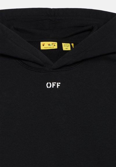 Zwarte capuchontrui met witte tekst "OFF" op de borst en gele labels aan de binnenkant van de kraag met de tekst "Made in Portugal" en "Designed in Milan, Italy."