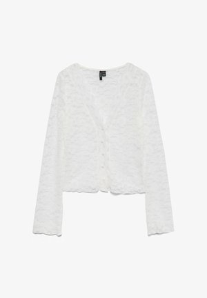 Bela čipkasta jopica z dolgimi rokavi, ki ima V-nek, zapiranje na gumbe in robove v obliki školjk, s teksturiranim cvetličnim vzorcem.