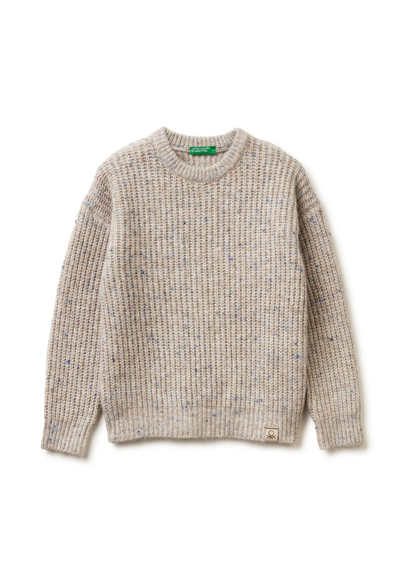 Strickpullover in Hellbeige mit blauen Sprenkeln. Verfügt über einen Rundhalsausschnitt, gerippten Textur und ein kleines Logopatch am Saum.