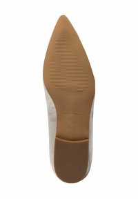 Zapato de tacón de punta en cuero beige claro, con una textura suave, suela de goma color tostado y detalles estriados para mayor agarre. Talla 38, fabricado en Portugal.