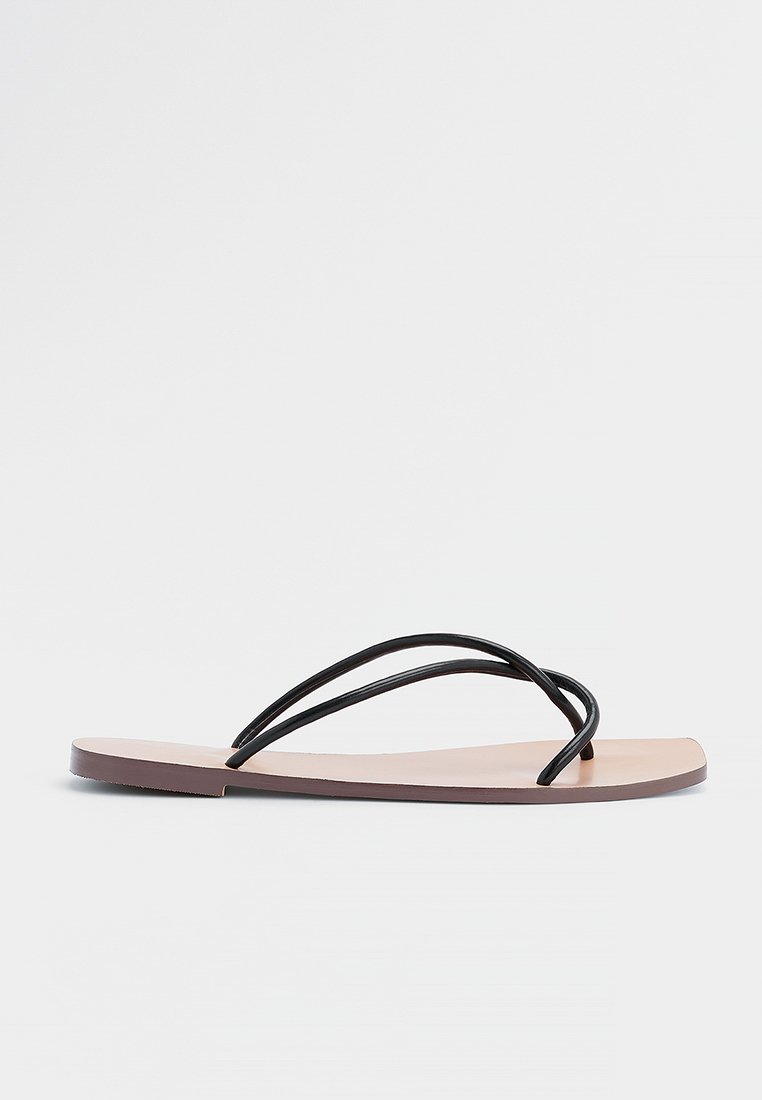 Sandale cu baretă între degete