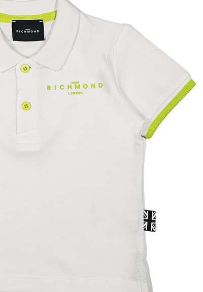 Polo bianco con accenti verdi sul colletto e sulle maniche. Presenta un logo brandizzato in verde. Include un'etichetta nera con design della Union Jack.