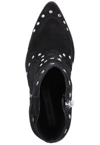 Bottines en suède noir avec un bout pointu, ornées de clous en argent sur les côtés et à l'arrière, avec une fermeture éclair sur le côté.