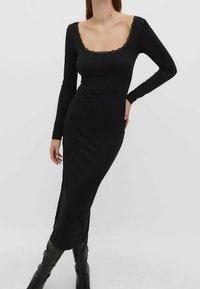 Schwarzes Langarmkleid mit quadratischem Ausschnitt und Spitzenbesatz. Glatte Textur, figurbetonter Schnitt und knielange Länge.