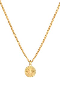 Collana in tono oro con una catena spessa intrecciata e un ciondolo rotondo a forma di bussola con incisioni delle indicazioni direzionali.