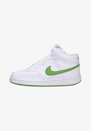 Zapatillas altas blancas con detalles verdes, que cuentan con perforaciones en la puntera, cordones planos y una suela de goma texturizada.