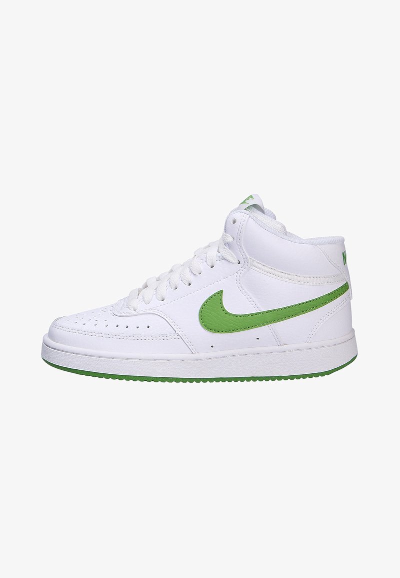 Zapatillas altas blancas con detalles verdes, que cuentan con perforaciones en la puntera, cordones planos y una suela de goma texturizada.