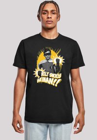 Čierne bavlnené tričko s grafickým dizajnom postavy v maske a plášti, s žltými výbuchovými prvkami a textom "SVÄTÝ DYM BATMAN!!".