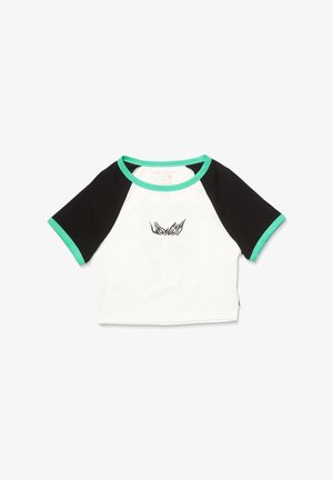 T-shirt court avec des manches courtes. Corps blanc, manches noires, accents verts. Présente un design d'aile brodé à l'avant. Matière en coton.