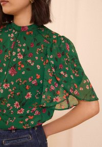 Love & Roses FLORAL PRINTED DOBBY FLUTTER SLEEVE BLOUSE - REGULAR FIT - Palaidinė - green floral