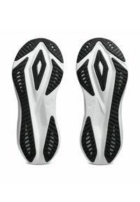 Las suelas de los zapatos presentan un cuerpo predominantemente blanco con bandas de goma negra. El diseño incluye patrones de diamante y ranuras horizontales para ofrecer tracción.