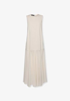 Robe maxi beige sans manches avec un corsage ajusté et une jupe fluide et plissée qui descend jusqu'au sol.