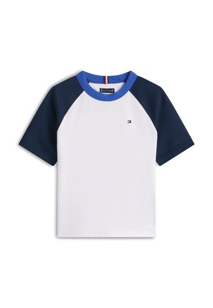 T-shirt raglan à manches courtes avec corps blanc, manches bleu marine, col bleu et petit logo Tommy Hilfiger sur le côté gauche de la poitrine.