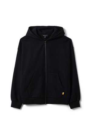 Sweat com capuz preto com fecho, bolsos frontais, capuz com cordão e punhos e bainha canelados, apresentado num fundo branco.