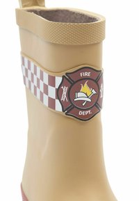 Botte en caoutchouc beige sur le thème du feu, avec un motif à damier rouge et blanc et un emblème représentant un casque de pompier, une flamme et des outils. Texte : « FIRE DEPT. »