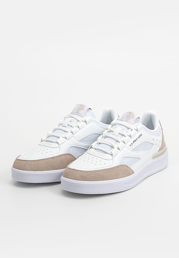 Baskets de sport blanches avec des accents en daim beige, texture perforée sur le bout, languette rembourrée et semelle en caoutchouc blanche. Logo sur un côté.