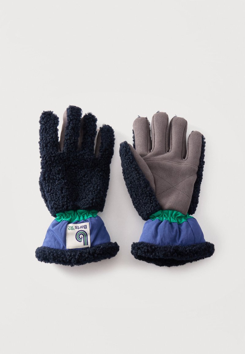 Paire de gants d'hiver avec dos en polaire noire, paumes grises, poignets bleus et élastique vert aux poignets sur fond blanc.