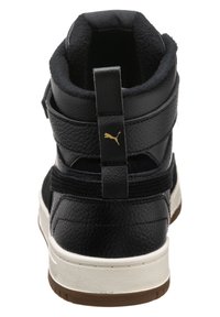 Baskets montantes noires avec une tige en cuir texturé, un col rembourré, des sangles élastiques et une semelle intermédiaire blanche. Présente un petit logo doré sur le talon.